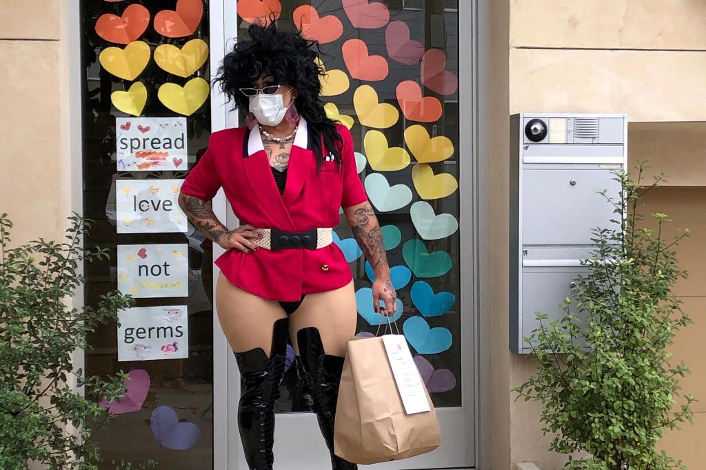 Meals on heels: San Francisco drag queens deliver food and
entertainment amid coronavirus pandemic 1
