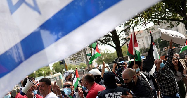 WATCH: Pro-Palestinian, Pro-Israel Protesters Clash Outside
White House 1