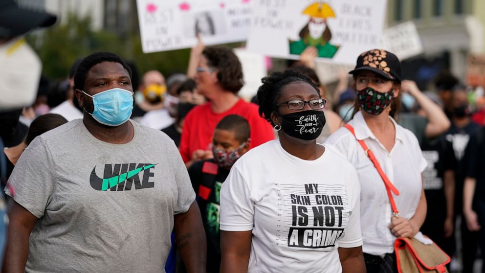 Some Breonna Taylor protesters out past curfew, fires
set 1
