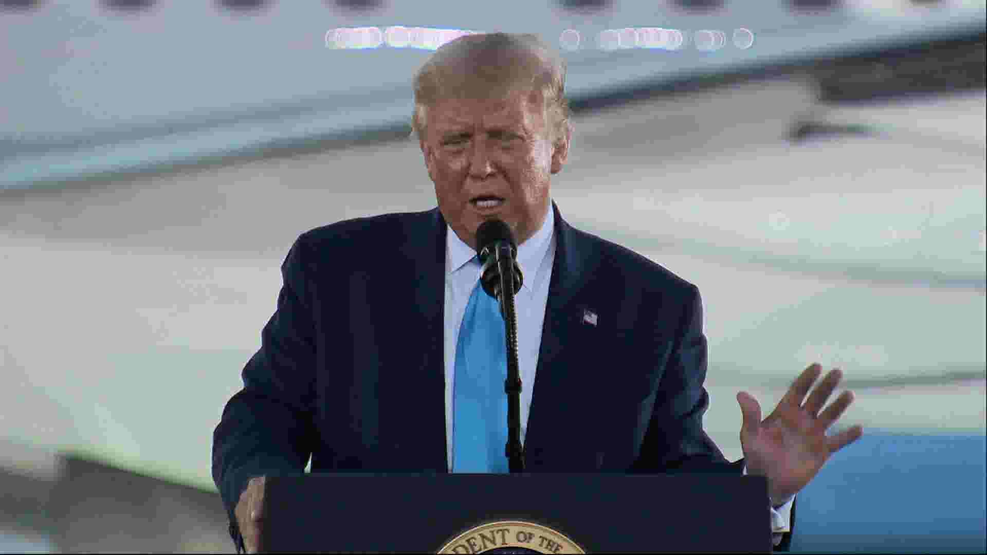 Donald Trump mocks the way Biden wears his mask 1