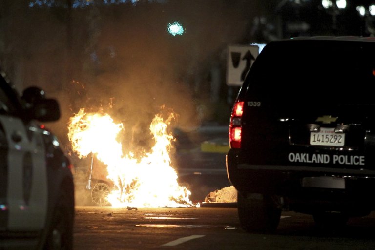 Antifa and BLM rioters destroy Oakland to the chants of
"Death to America" 1