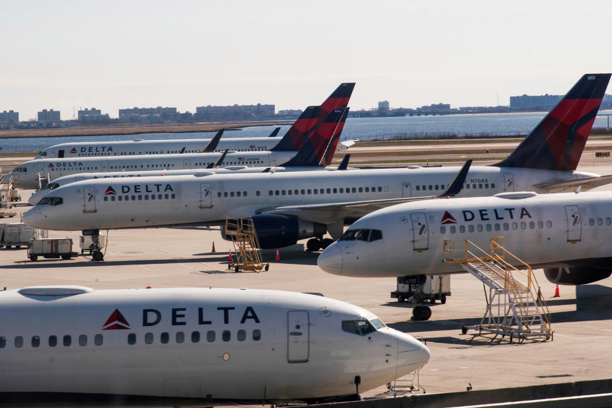 More than 700 airline passengers banned in US for refusing
to wear masks 1