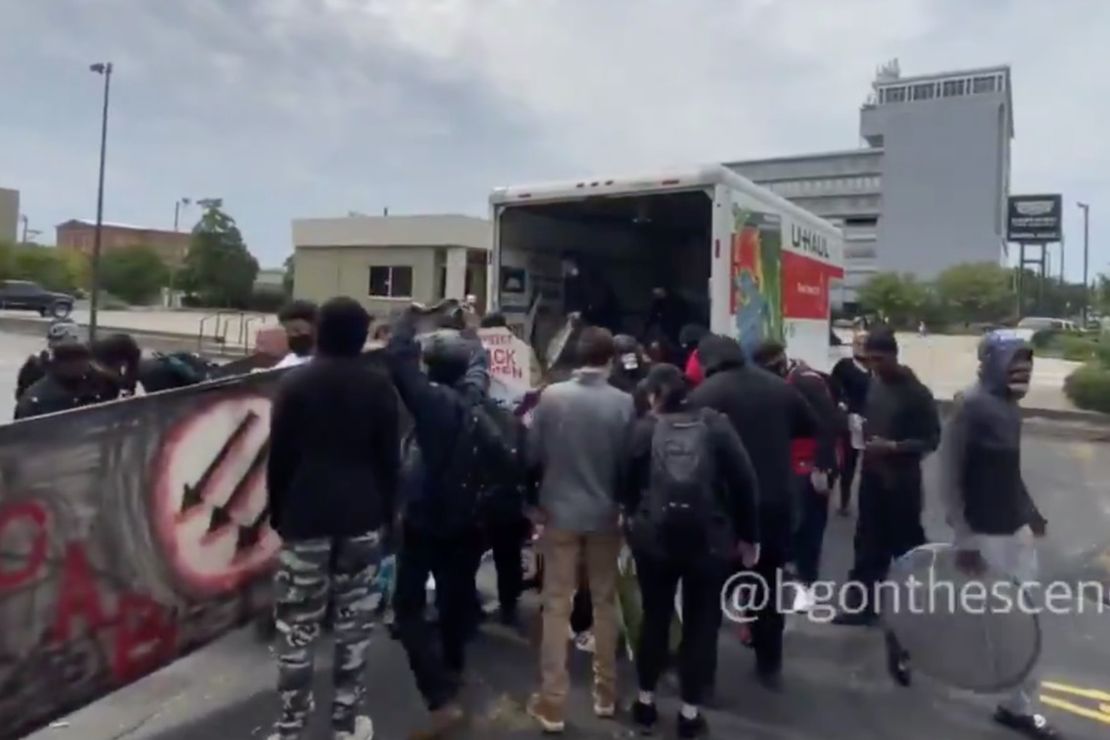 'Spontaneous Protesters' in Louisville Had Riot Supplies
Trucked in Before Breonna Taylor Indictments Announced 1