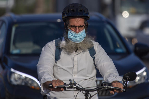 Israelis angered by virus lockdown: "They are punishing
us" 1