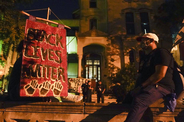 Louisville sees third straight night of Breonna Taylor
protests despite curfew 1