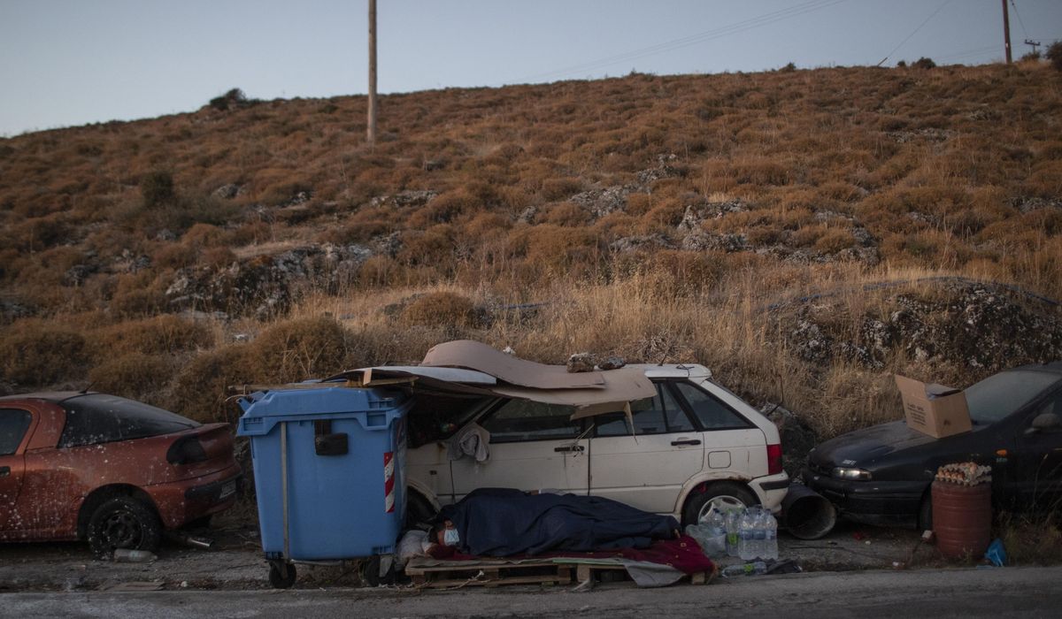 Thousands sleep in open after Greek refugee camp burns
down 1