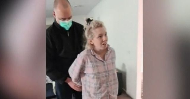 Watch: Pregnant Aussie Mother Arrested for Allegedly
'Inciting' Coronavirus Lockdown Protest 1
