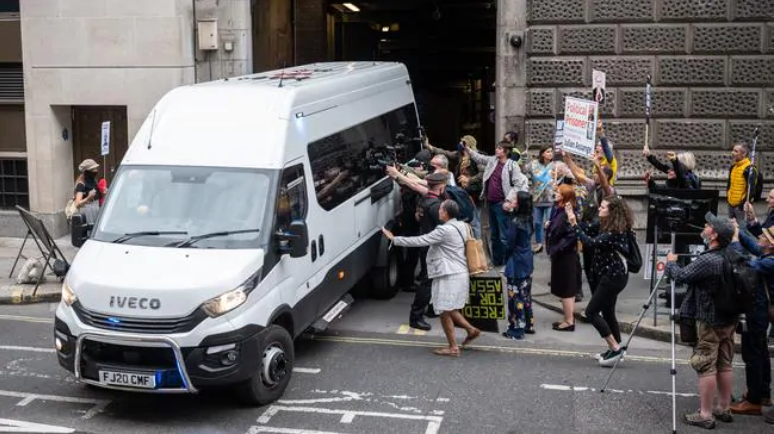 Assange Trial Abruptly Halted After US Attorney Exposed To
COVID-19: "Courtroom At Risk" 1 Assange Trial Abruptly Halted After US Attorney Exposed To
COVID-19: "Courtroom At Risk" 1