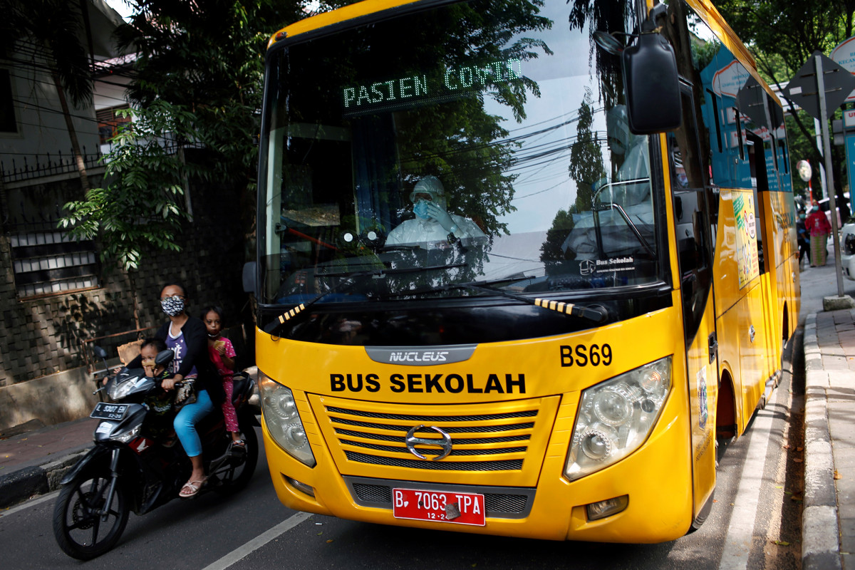 With schools shut, Indonesian bus drivers ferry COVID-19
patients instead 1