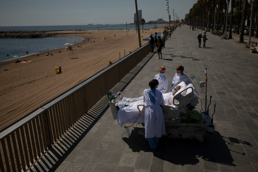 This Spanish hospital brings their COVID-19 patients to the
beach 1