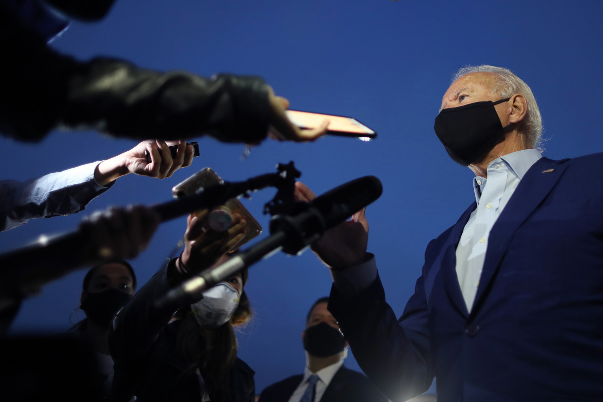 Biden incorrectly states 6,000 U.S. military members died
from coronavirus 1