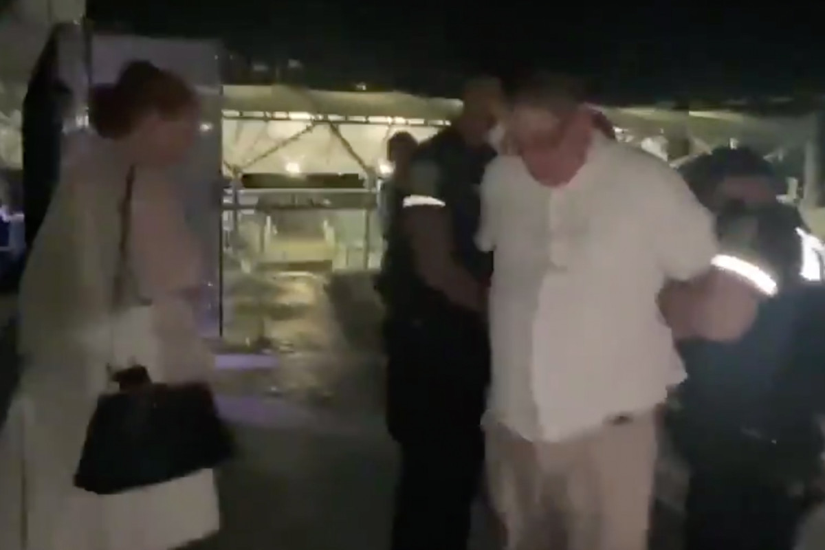 Brooklyn couple hauled off NYC ferry in handcuffs for not
wearing face masks 1