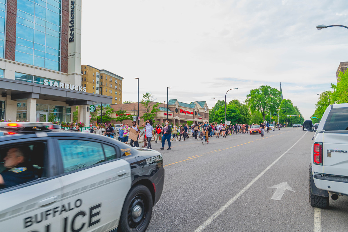 Buffalo cops critically injured man who attacked officer
with bat 1