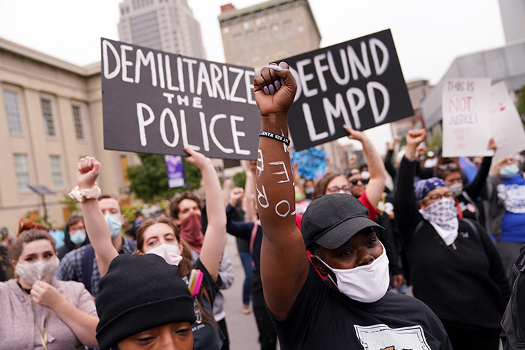 Demonstrators took to the streets after public outrage over
a grand jury decision not to charge officers with killing Breonna
Taylor 1