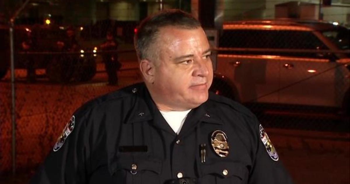 Two Louisville police officers shot amid Breonna Taylor
protests 1