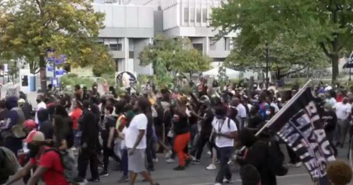 Louisville protesters defy curfew in third night of Breonna
Taylor demonstrations 1