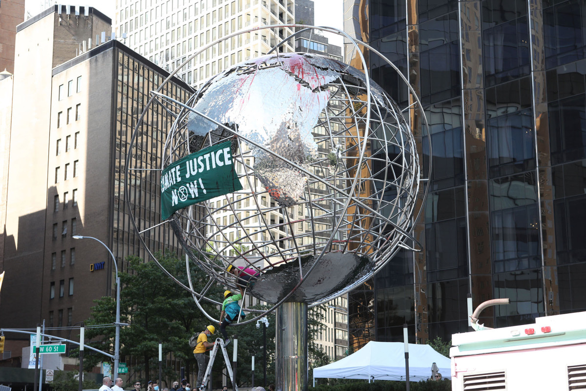 Climate-change protesters arrested climbing globe outside
Trump Hotel 1