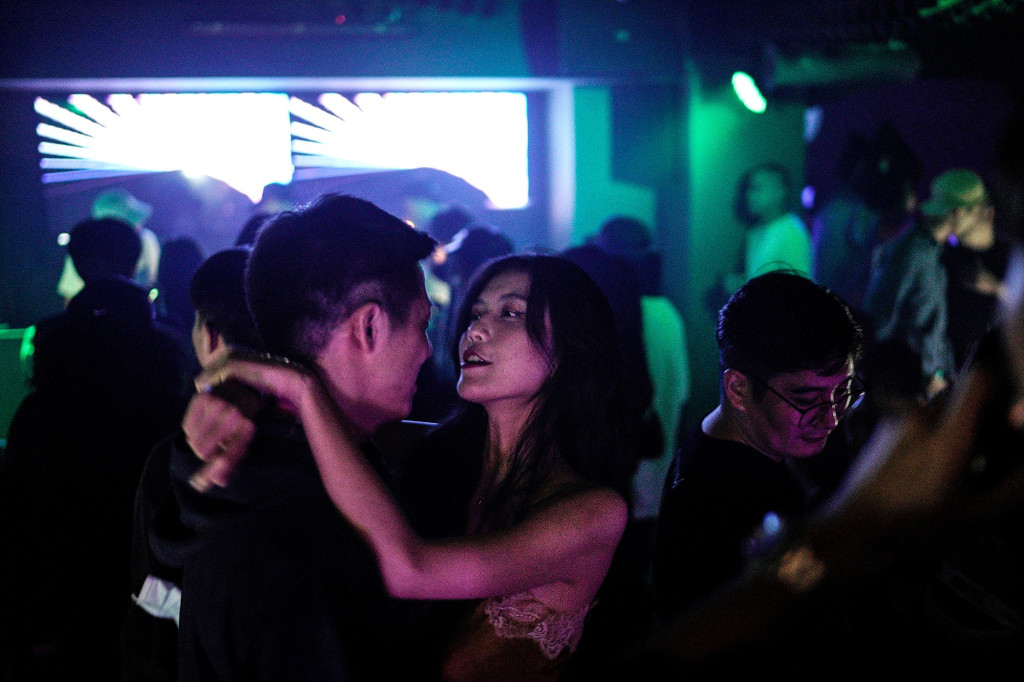 Photos show Wuhan clubbers partying maskless in former
COVID-19 epicenter 1