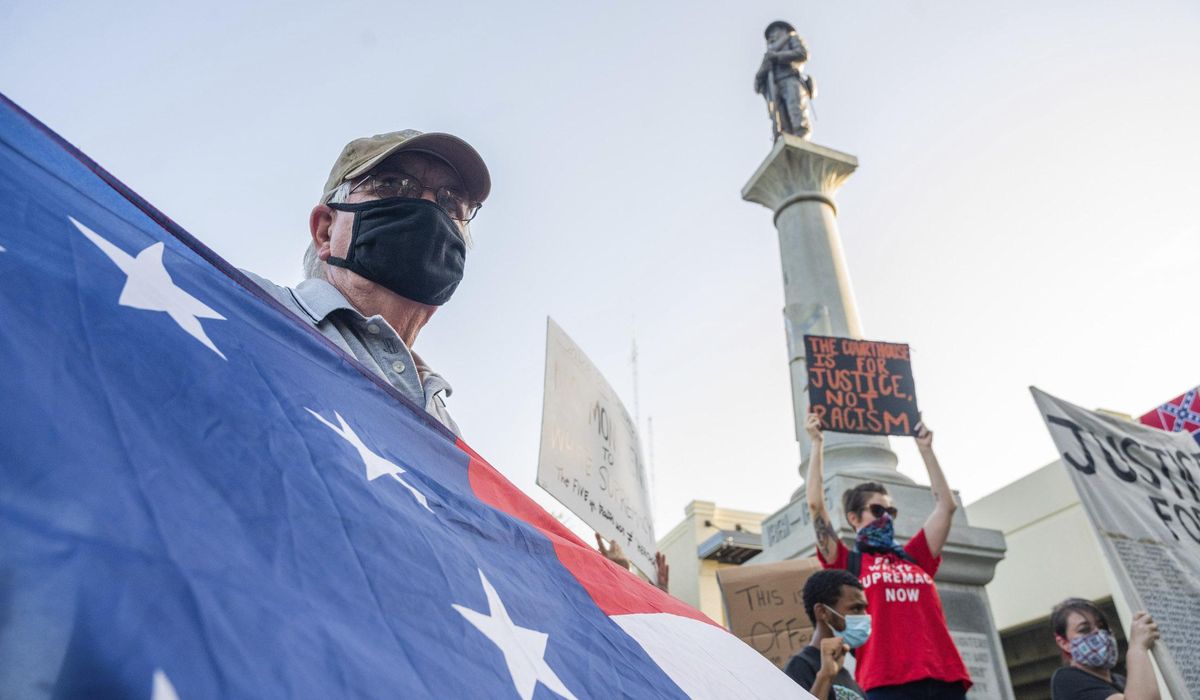 Confederate statue protest turns tense after militia
arrives 1