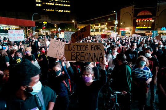 'Absolutely heartbreaking' ruling in Breonna Taylor shooting
sparks new wave of national protests for justice, racial
equality 1