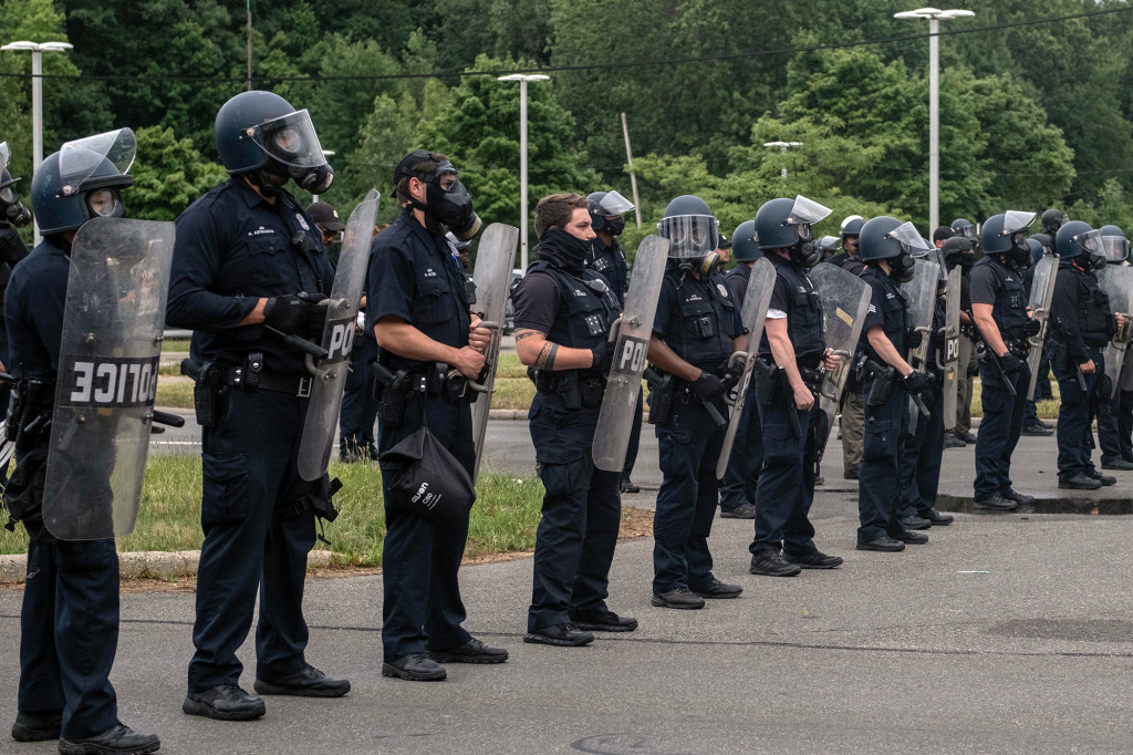 Detroit police chief rips lawmakers for ignoring attacks on
cops amid protests 1