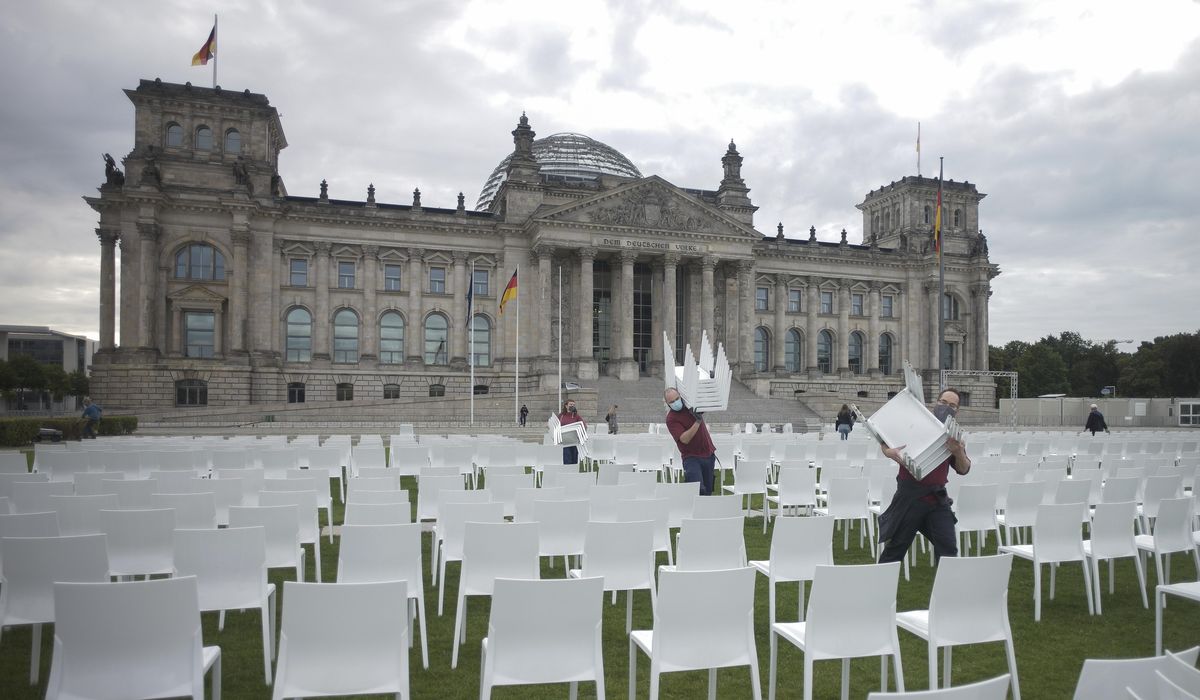 Berlin chair protest to back calls for Greek camp
evacuation 1