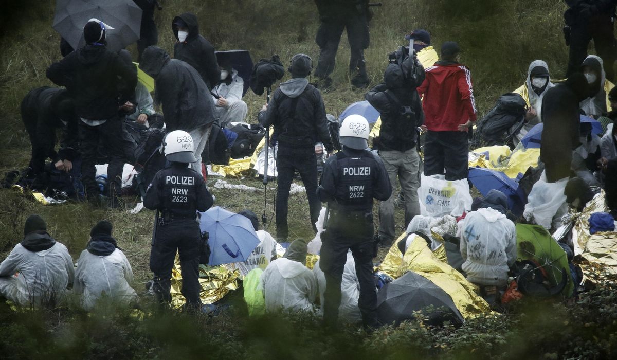 Hundreds of anti-coal protesters break into German
mine 1