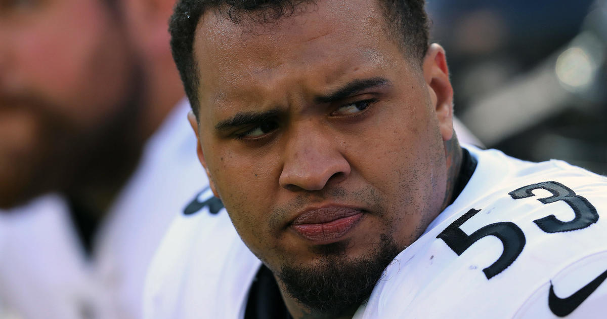Steelers star breaks with team, honors fallen police
officer 1