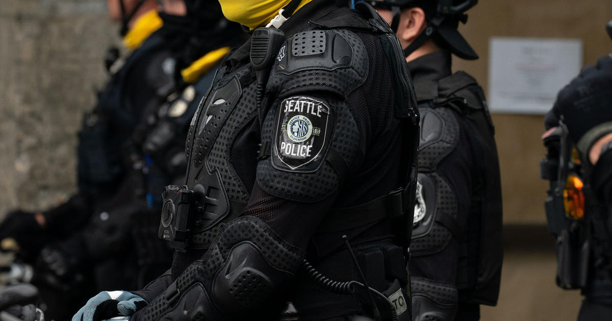Seattle cop on leave after allegedly walking bike over
protester's head 1