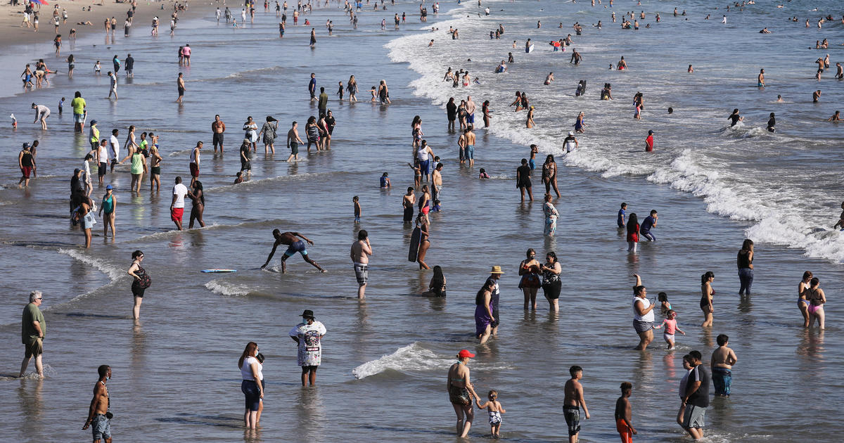 Americans push coronavirus regulations to the brink on
holiday 1