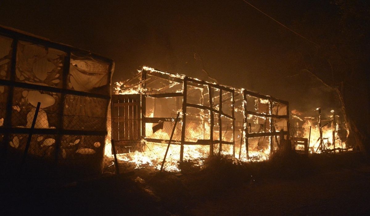 Greece: Migrants flee burning camp during lockdown 1 Greece: Migrants flee burning camp during lockdown 1