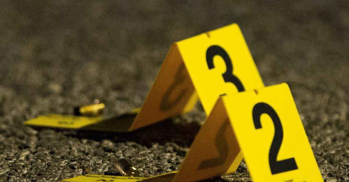 Off-duty officer shoots man in attempted carjacking in South
Chicago 1