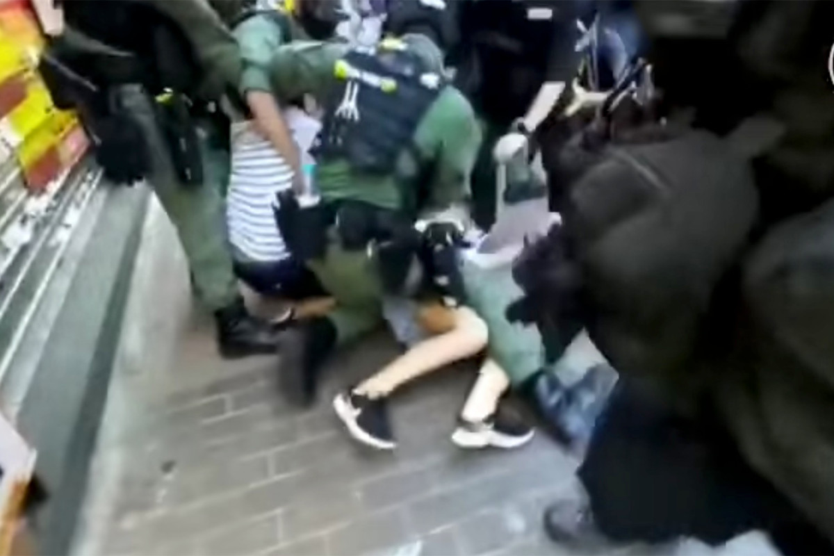 Hong Kong police tackle 12-year-old girl during
pro-democracy protests 1