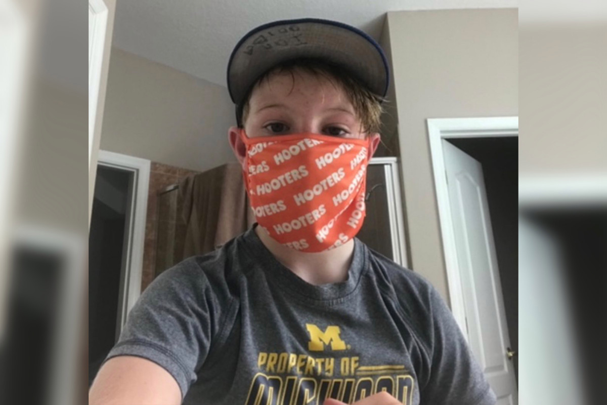 Florida dad defends fifth-grade son wearing Hooters mask to
school 1