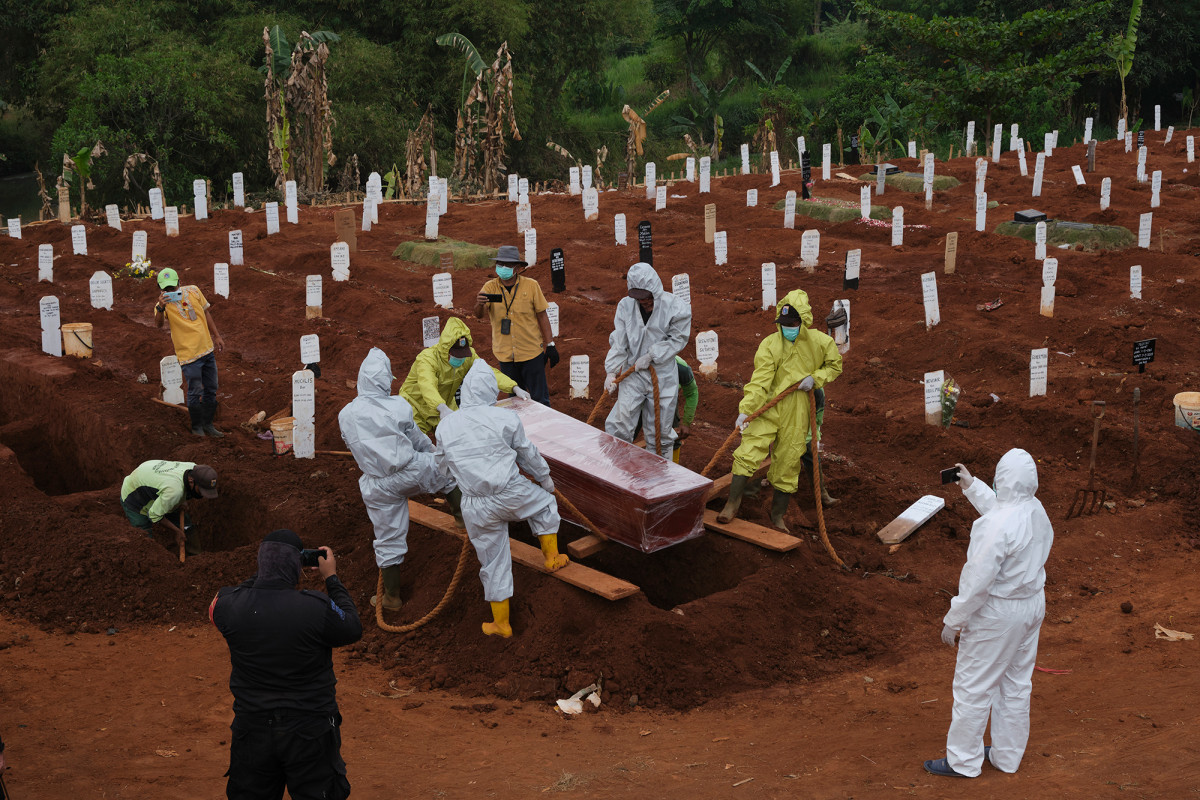 Anti-maskers forced to dig graves for COVID-19 victims in
Indonesia 1