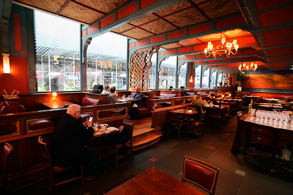 Indoor dining returns to New York City amid spike in
COVID-19 cases 1