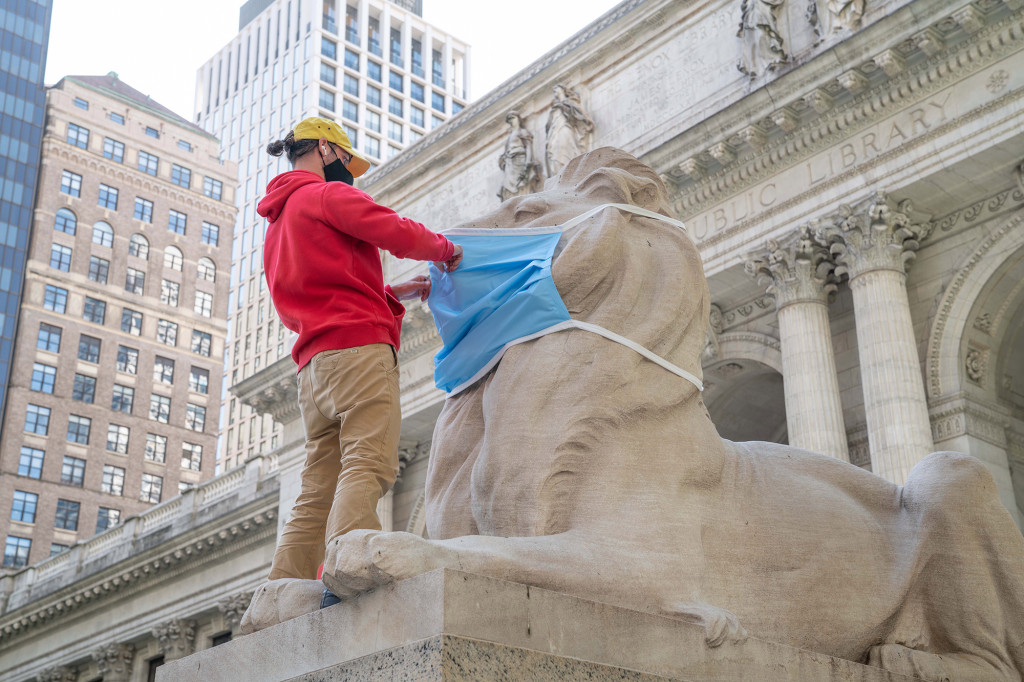 Hooligans keep swiping face masks from New York Public
Library’s iconic lions 1