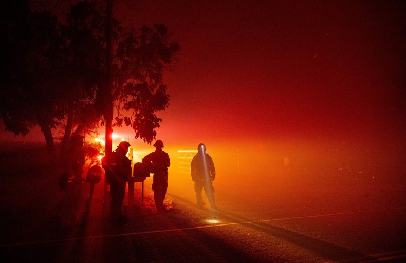 Dramatic Body Cam Video Shows California Officer Rush to
Evacuate People From Wildfires 1