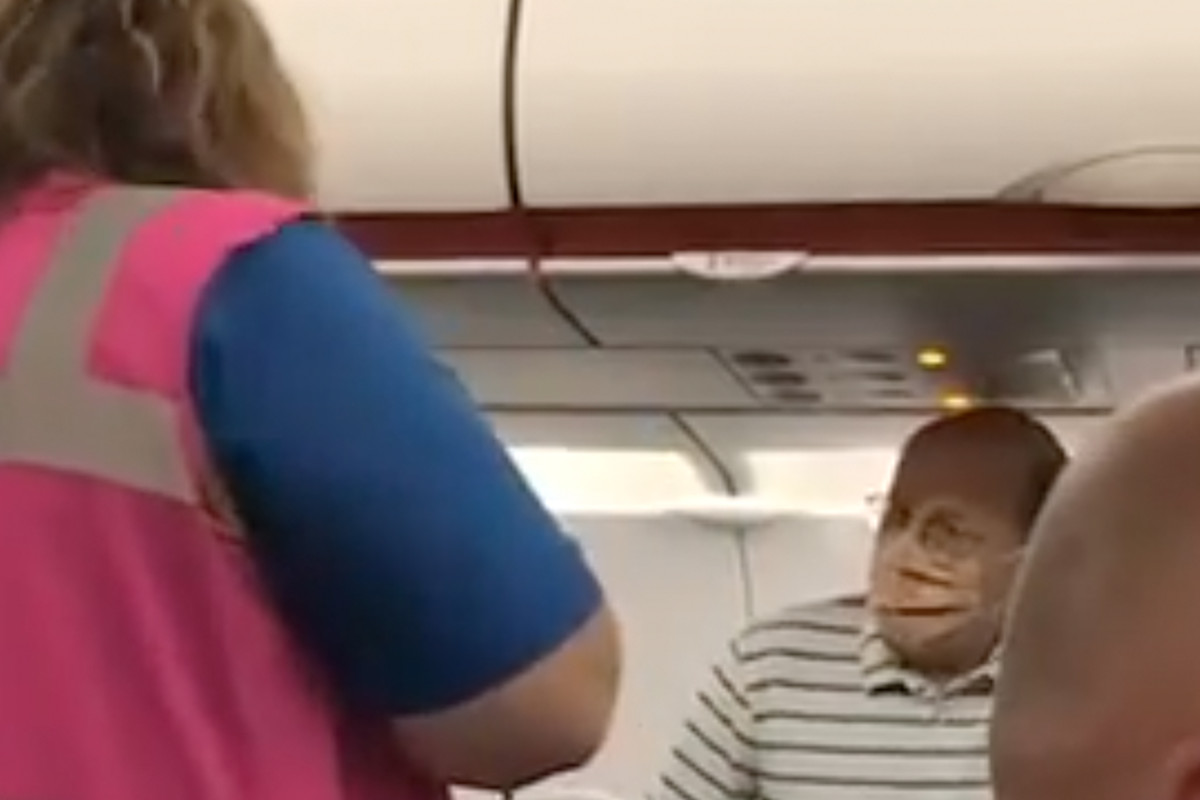 Passenger reportedly kicked off plane after telling flight
attendant to wear mask 1