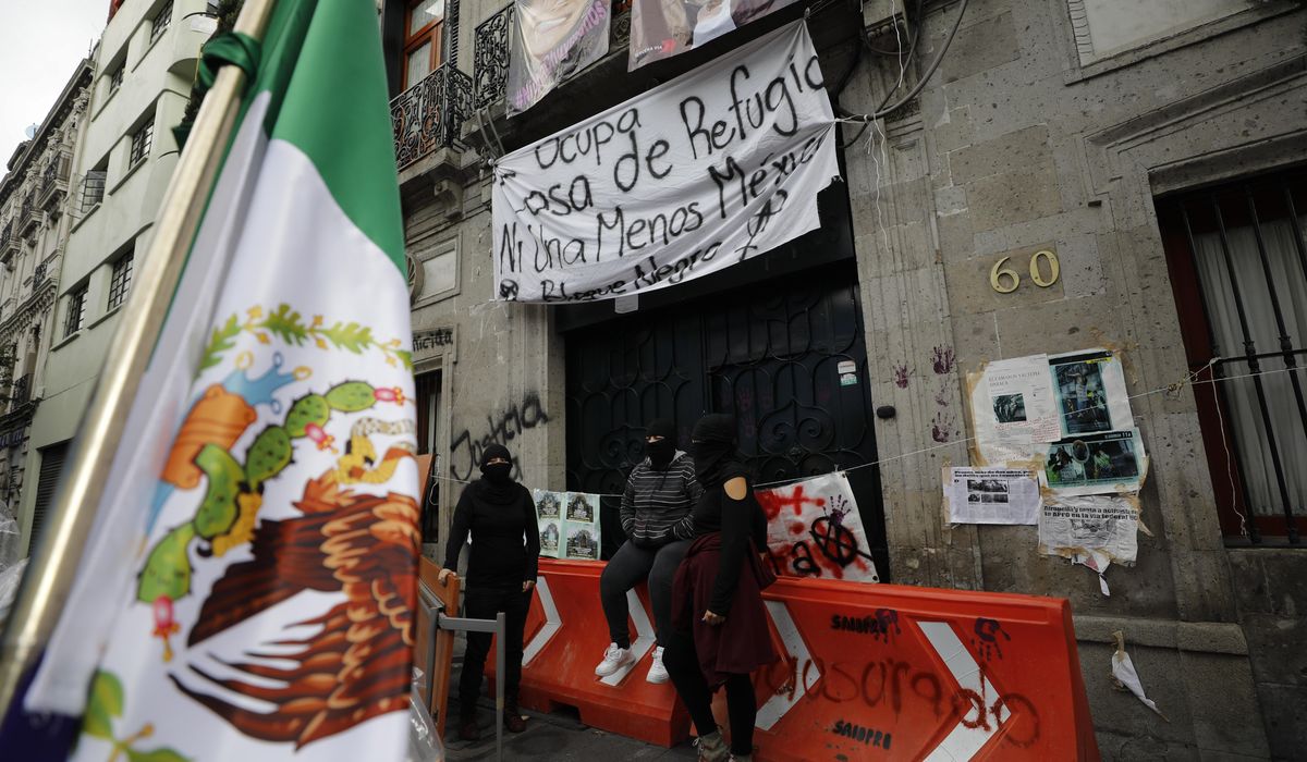 Victims, feminists take over Mexico human rights
office 1 Victims, feminists take over Mexico human rights
office 1