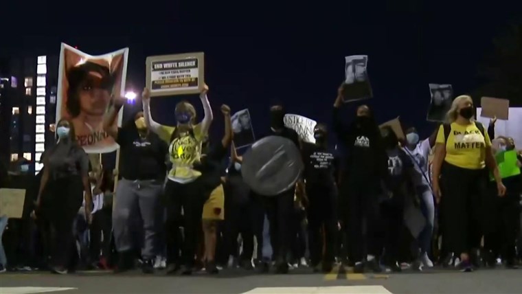 Louisville protesters march for second night after Breonna
Taylor grand jury decision 1