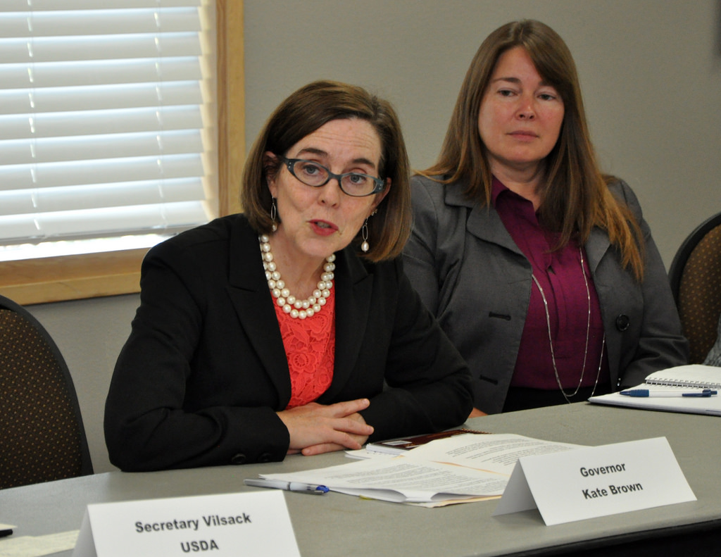 Oregon Governor Kate Brown is now gaslighting the nation,
claims all the rioting and looting is caused by right-wing Trump
supporters 1