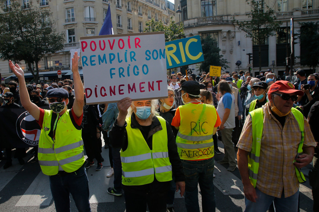Yellow Jacket protesters storm Paris in violent
demonstration 1