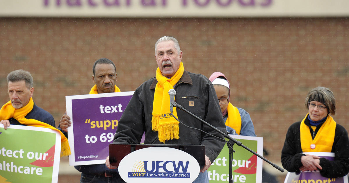 Union boss: Grocery stores should kick unmasked shoppers
out 1