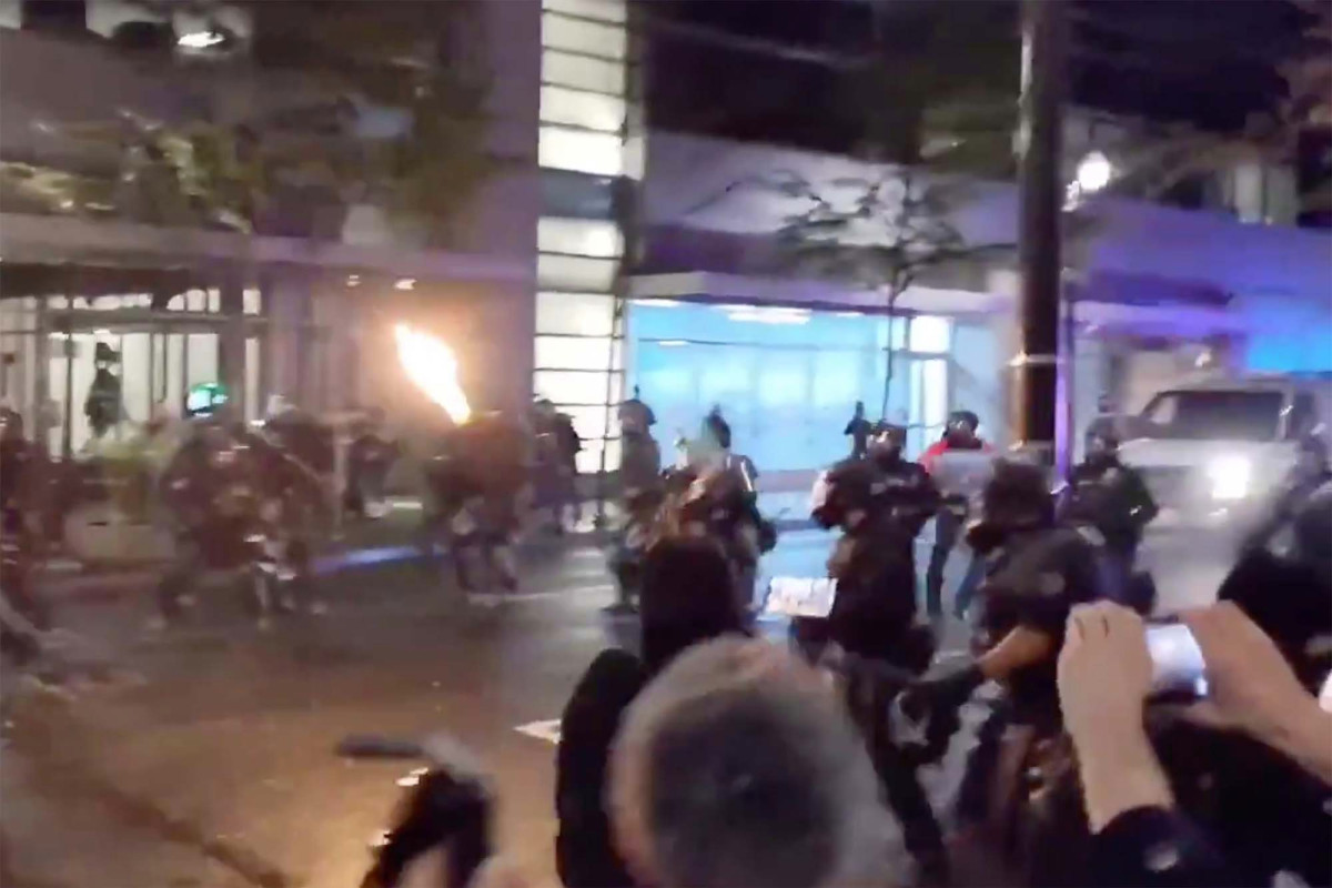 Video shows Portland protesters hurl Molotov cocktail at
police 1