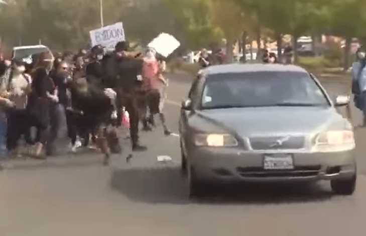 Video shows car swerve into Trump protesters in
Sacramento 1