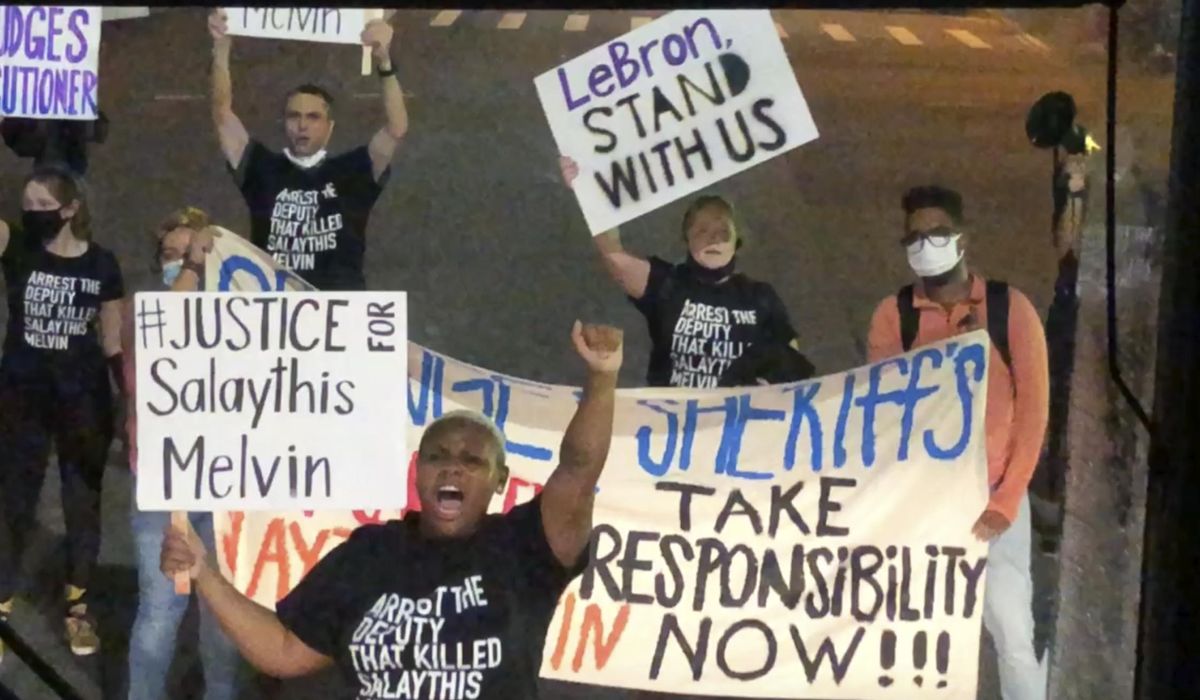 Protesters block buses outside NBA campus, asking for
help 1