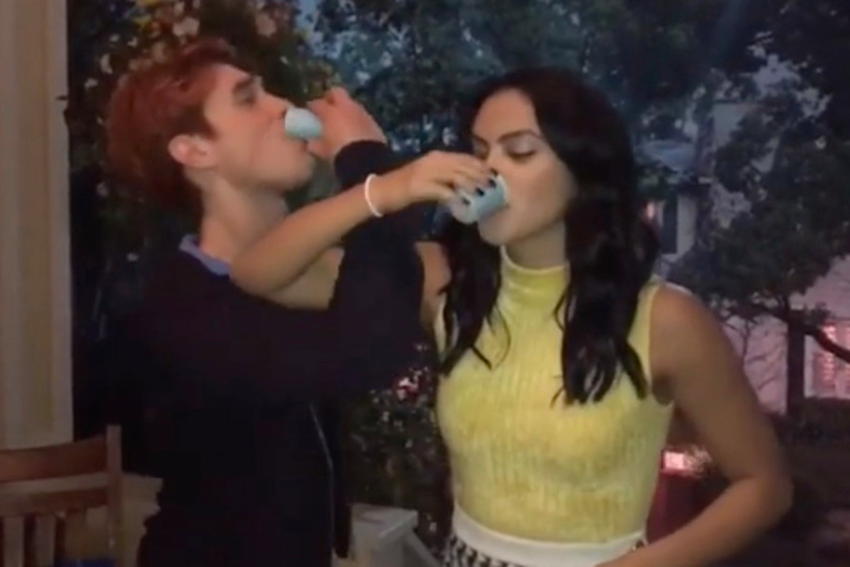 Hey, ‘Riverdale’ fans: Gargling mouthwash before kissing
won’t stop COVID-19 1