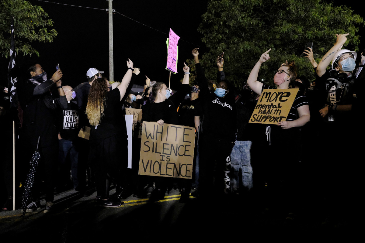 Rochester officer hospitalized as violence escalates at
Daniel Prude protest 1