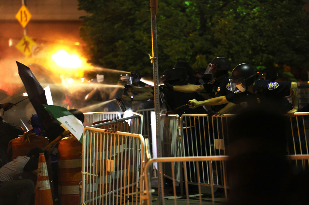 2 cops hurt, 8 people arrested at Rochester protest over
Daniel Prude’s death 1